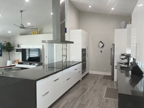 Køleskab, mikrobølgeovn, ovn, kogeplade