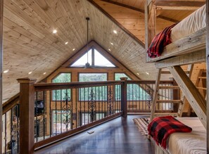 3 室のベッドルーム、デスク、WiFi (無料)、ベッドシーツ