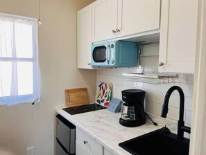 ثلاجة، ميكروويف، موقد طهي مسطح، ماكينة لصنع القهوة/الشاي
