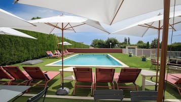 Piscina all'aperto, lettini