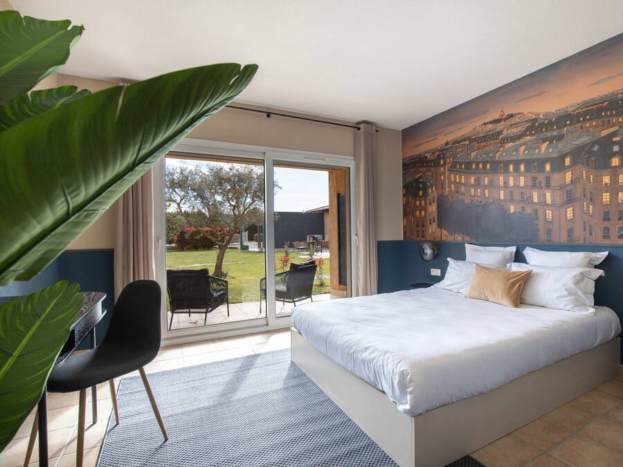 Premium bedding, desk, blackout drapes, soundproofing