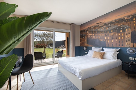 Premium bedding, desk, blackout drapes, soundproofing