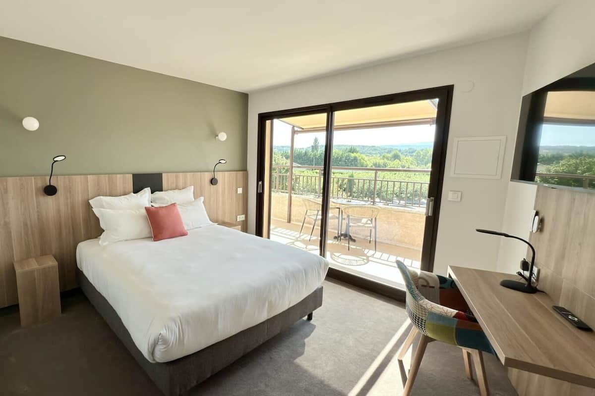 Ropa de cama de alta calidad, escritorio y cortinas blackout