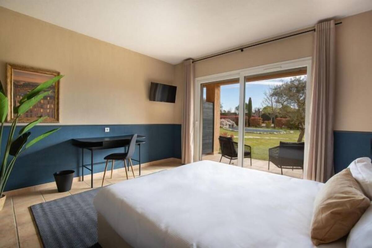 Ropa de cama de alta calidad, escritorio y cortinas blackout