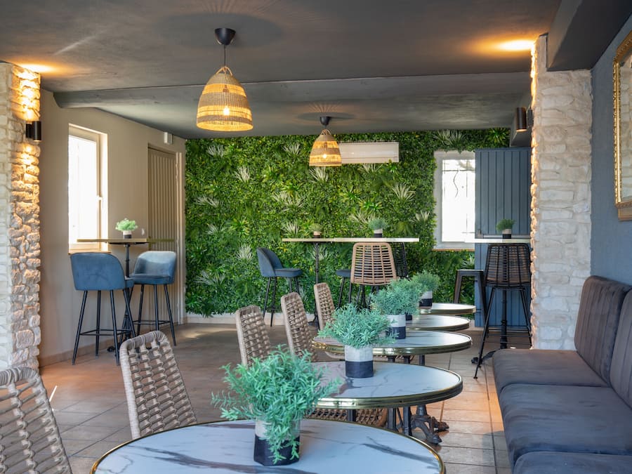 Daily cooked-to-order breakfast (EUR 15 per person)