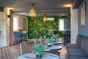 Daily cooked-to-order breakfast (EUR 14 per person) - Hôtel la Perna (Pernes-les-Fontaines)