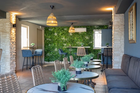 Desayuno a la carta (EUR 14 por persona)
