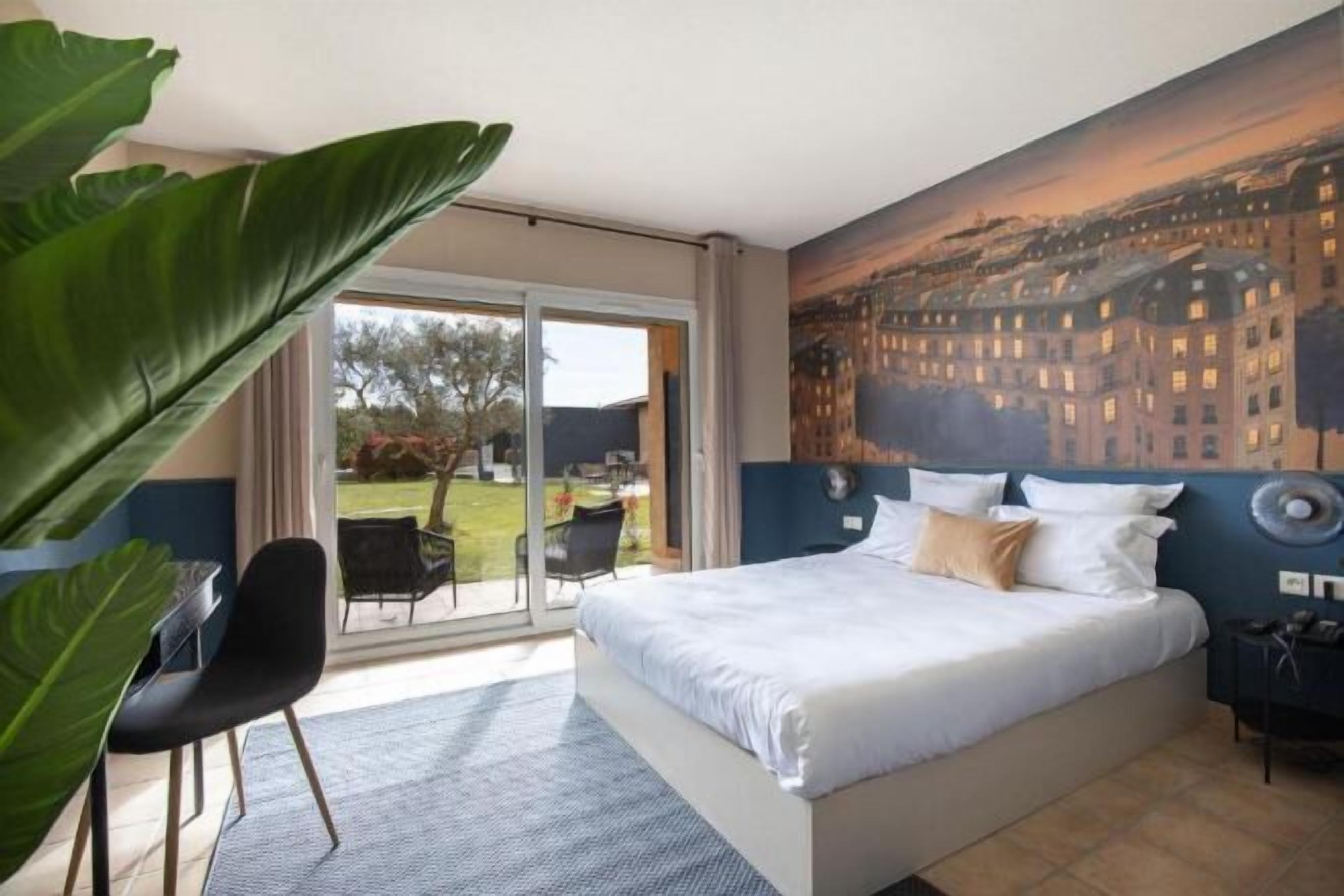 Hochwertige Bettwaren, Schreibtisch, Verdunkelungsvorhänge