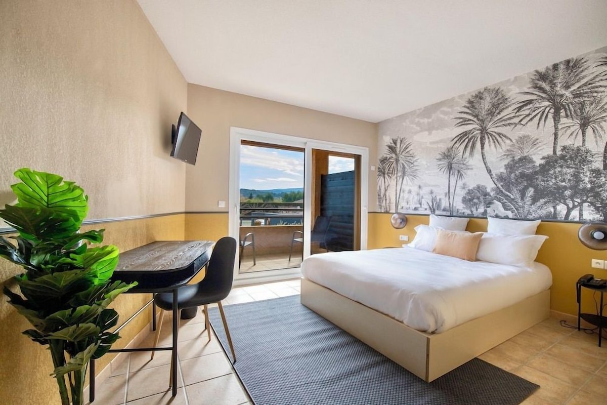 Premium bedding, desk, WiFi (free), bed sheets