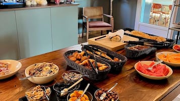 Se ofrece un desayuno bufé todos los días (por un coste adicional)