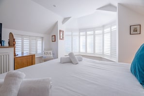 5 bedrooms, laptop workspace, iron/ironing board, bed sheets - The White House, Southwold (Reydon)