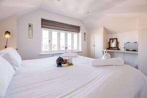 5 bedrooms, laptop workspace, iron/ironing board, bed sheets - The White House, Southwold (Reydon)