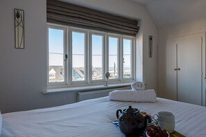5 bedrooms, laptop workspace, iron/ironing board, bed sheets - The White House, Southwold (Reydon)