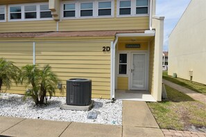 獨棟房屋 (2 D, Three Bedroom Townhome) | 外觀