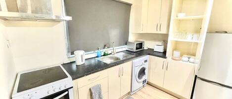 冷蔵庫、電子レンジ、オーブン、コンロ