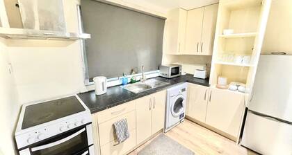 Spacious Ground Floor flat Nr. Heathrow
