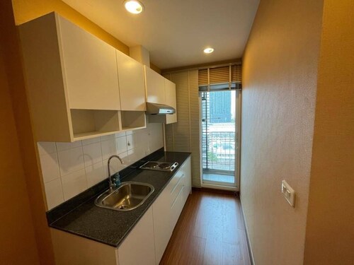 Service Apt in heart of Onnut