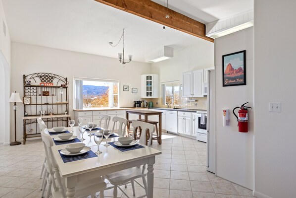 House, Multiple Beds, Patio, Mountain View | Private kitchen | Fridge, microwave, oven, stovetop