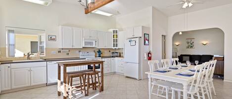 House, Multiple Beds, Patio, Mountain View | Private kitchen | Fridge, microwave, oven, stovetop