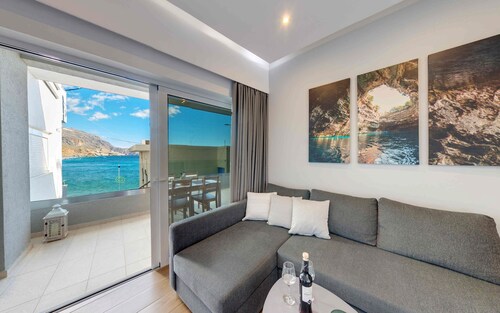 Relaxed Seaside Living, Tris Ekklisies - Sleeps 4