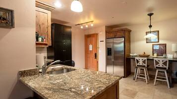 Condo, 1 Bedroom | Private kitchen