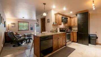 Condo, 1 Bedroom | Private kitchen