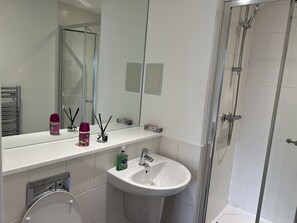 Departamento, 2 camas Queen size | Baño | Regadera, secadora de cabello, toallas 