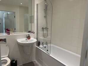 Apartment, 2 Queen Beds | Bathroom | Shower, hair dryer, towels - Mordern Retro 2 Bedroom Apartment (Erith)
