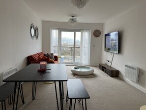 Apartment, 2 Queen Beds | Dining