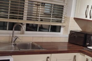 Fridge, microwave, oven, stovetop - Fully-equipped Flat in the City of London (London)