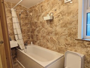 Apartment | Bathroom | Combined shower/tub, deep soaking tub, hair dryer, towels - Fully-equipped Flat in the City of London (London)