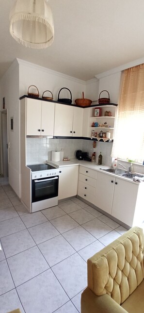 Réfrigérateur, micro-ondes, four, cafetière/bouilloire