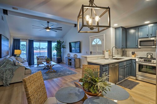 Cozy-Chic Condo: Walk to Beach & Park!