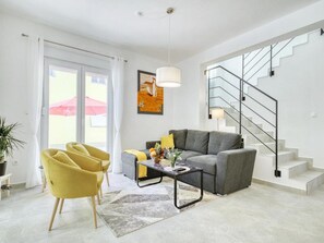 Villa (Three Bedroom Villa with Swimming Poo) | Stue | 25-tommers fladskærms-tv med satellitkanaler, tv