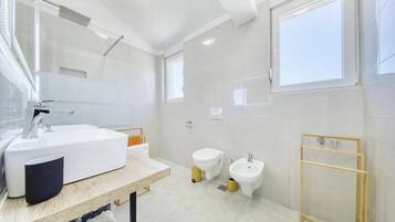 Villa (Three Bedroom Villa with Swimming Poo) | Bad | Dusj og håndklær