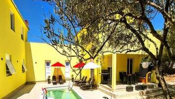 Villa (Three Bedroom Villa with Swimming Poo) | Basseng | Utendørsbasseng, bassengparasoller og solsenger