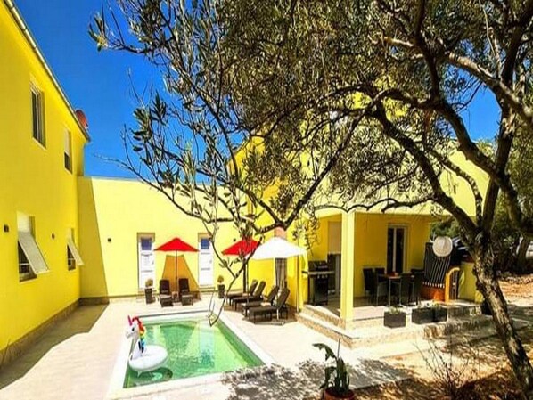 Villa (Three Bedroom Villa with Swimming Poo) | Pool | Udendørs pool, parasoller, liggestole