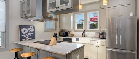 Cottage, Meerdere bedden, keuken, uitzicht op de stad | Privékeuken | Een koelkast, een microgolfoven, een oven, een kookplaat