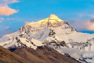 Un pico montañoso cubierto de nieve con cielo despejado.