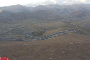 Una carretera sinuosa a través de un paisaje montañoso.