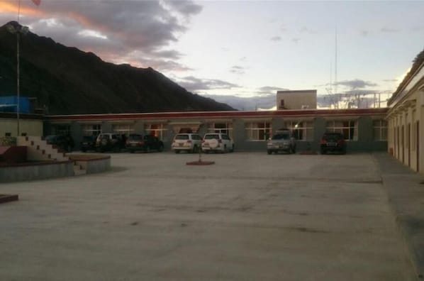 Free self parking - Tingri Baiba Hotel (Everest Avenue) (Tingri)