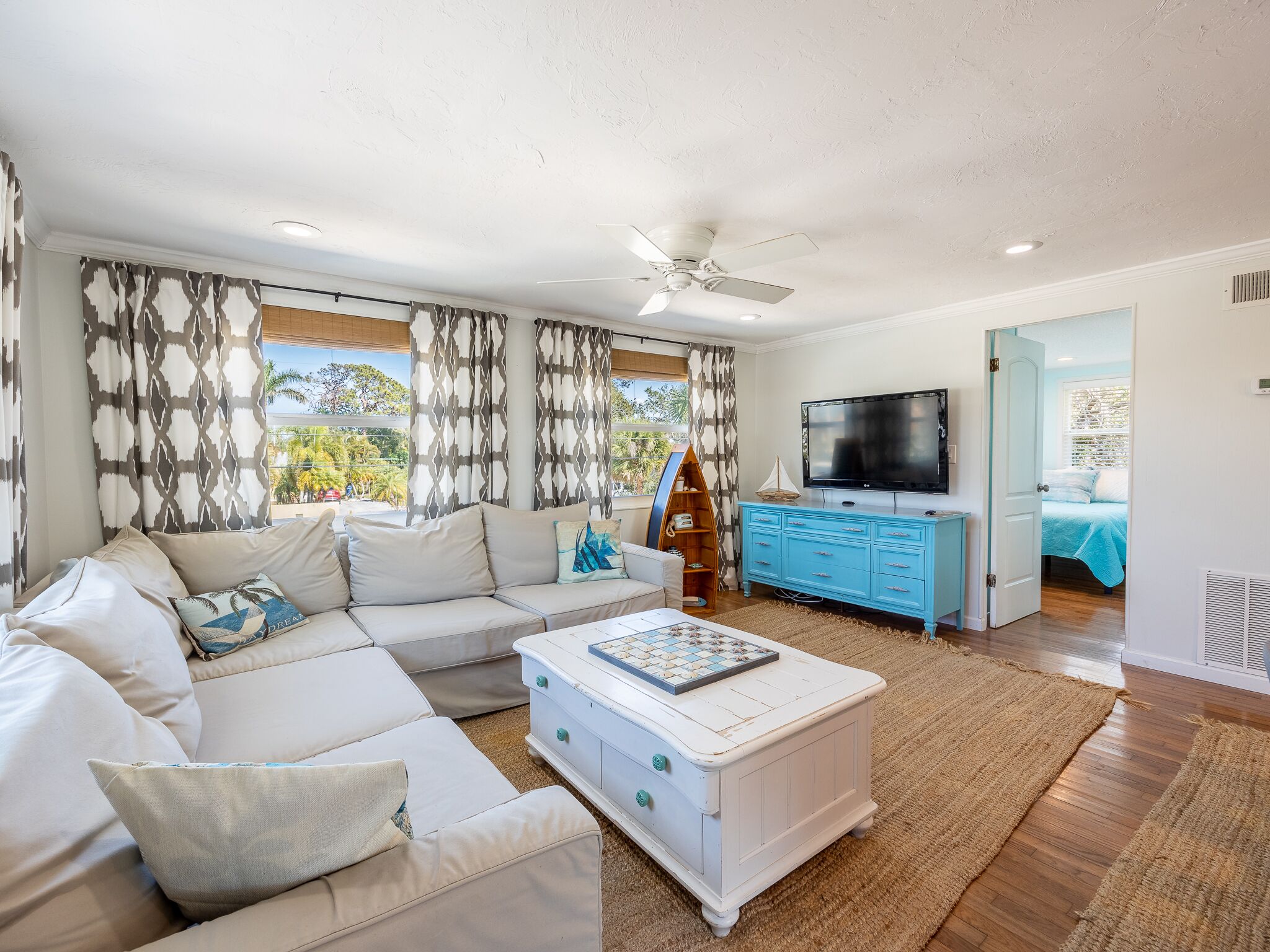 Charming Beach House, a quick walk to Manasota Beach!
