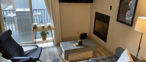 智能電視、壁爐、書籍、打印機