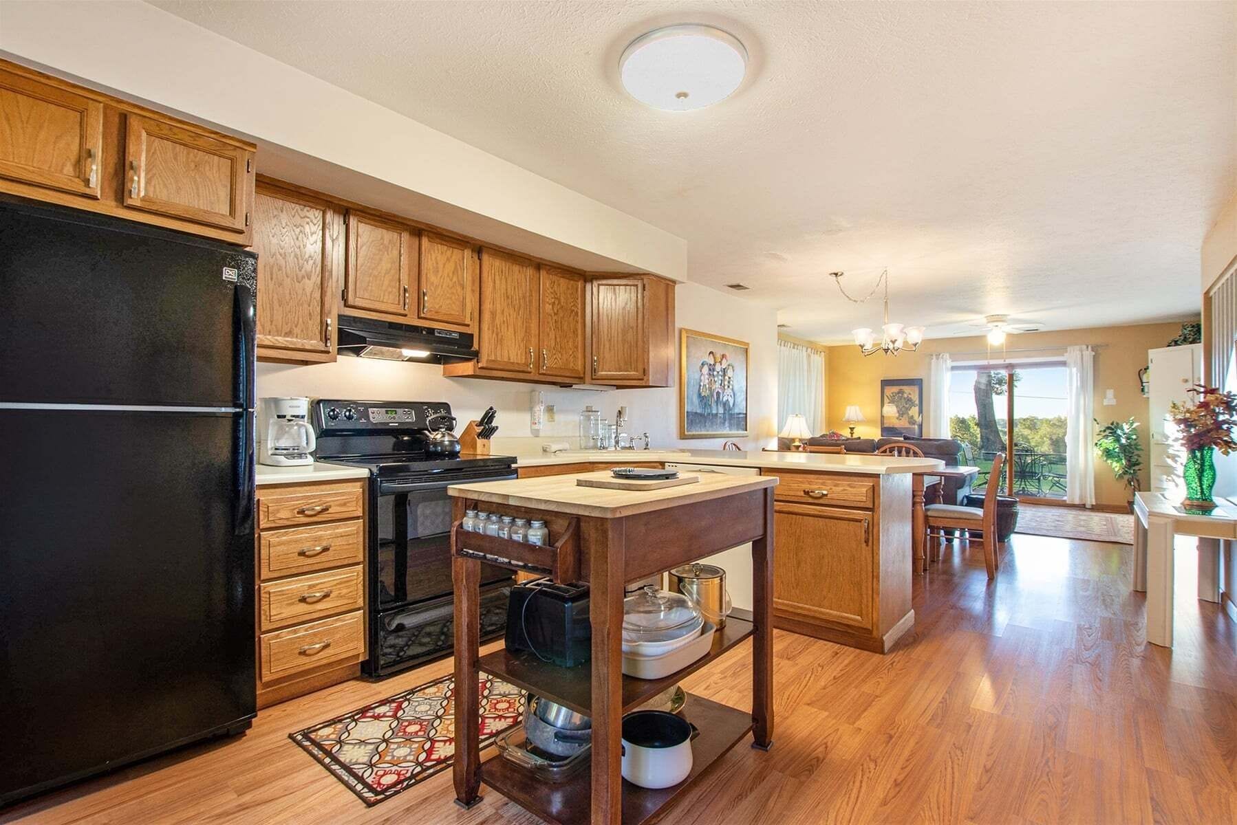 冷蔵庫、電子レンジ、オーブン、コンロ