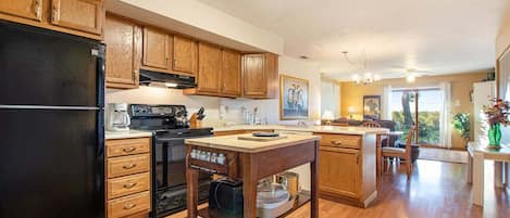 冷蔵庫、電子レンジ、オーブン、コンロ