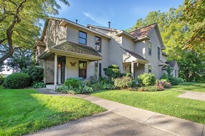 Exterior - Amazing Bayview: Swimming Pool, Harbor Views, Downtown Saugatuck, Balcony (Saugatuck)