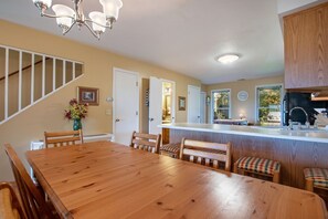 Dining - Amazing Bayview: Downtown Saugatuck Condo, Swimming Pool, Harbor Views (Saugatuck)