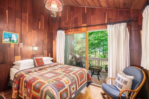 5 bedrooms, free WiFi, bed sheets - Chapman's Chapter: Lake Michigan Beach Access, Screen Porch, Pet Friendly (Fennville)