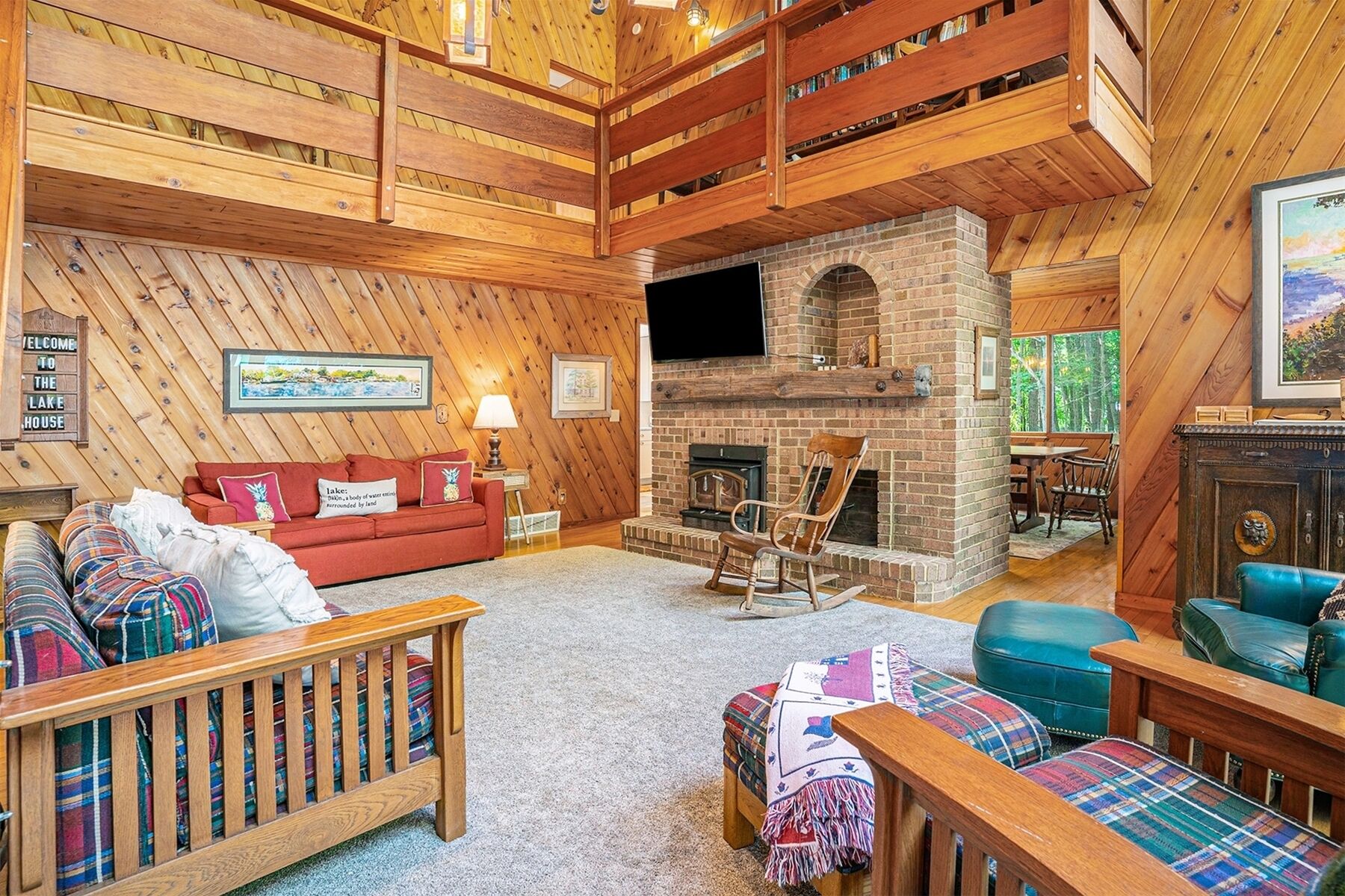 テレビ、暖炉、DVD プレーヤー