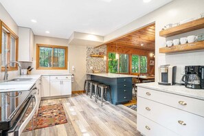 冷蔵庫、電子レンジ、オーブン、コンロ